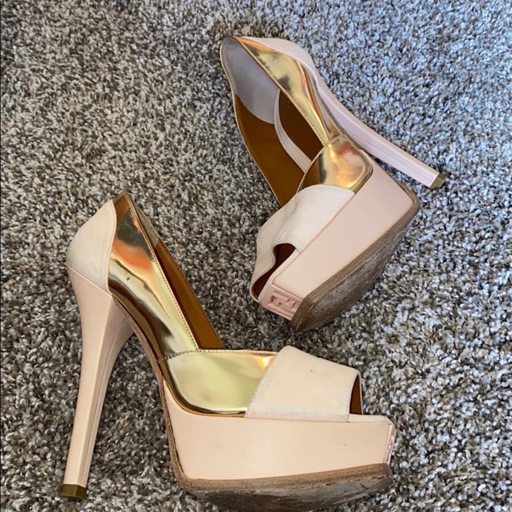 Fendi Peep Toe Heels ♥️
